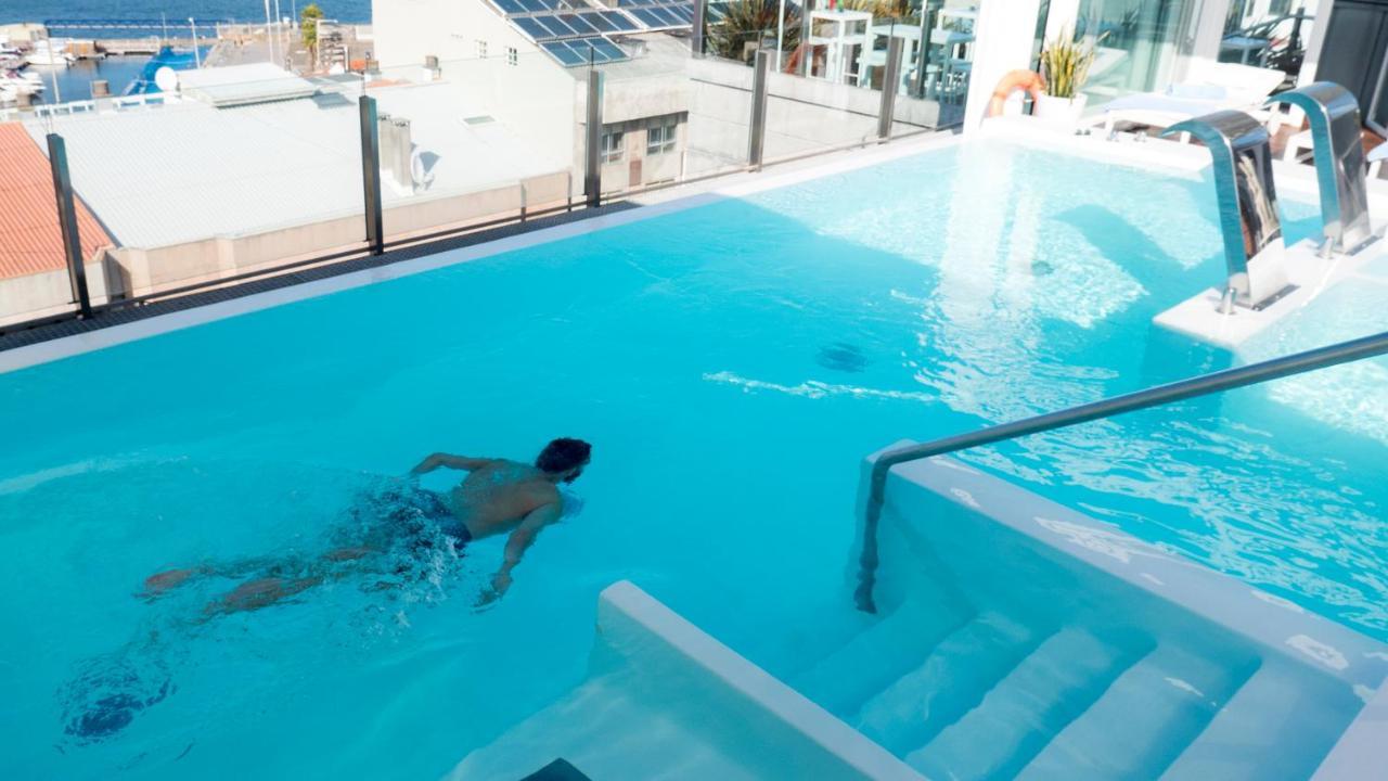 Gran Hotel Nagari Boutique & Spa Виго Екстериор снимка A man swimming in a rooftop pool