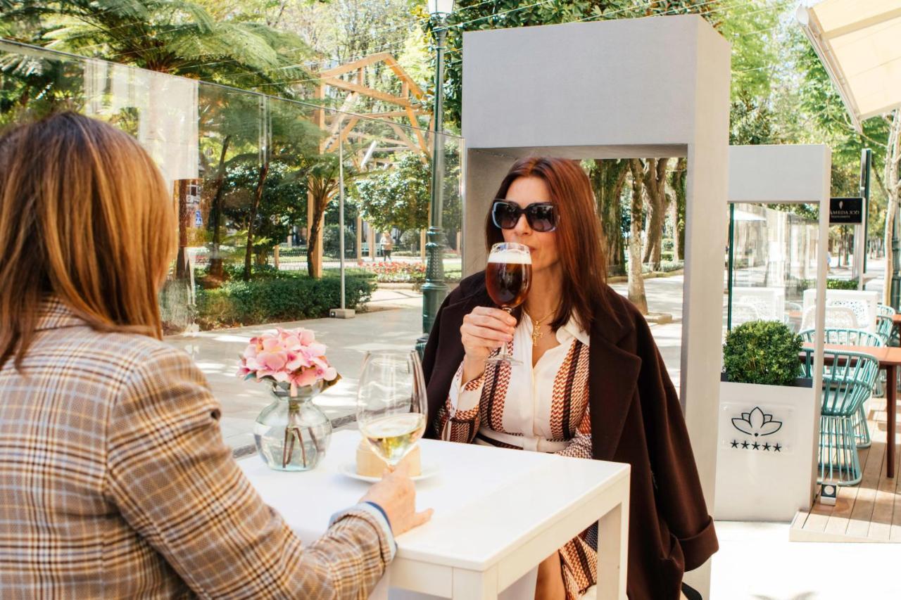 Gran Hotel Nagari Boutique & Spa Виго Екстериор снимка A woman drinking coffee