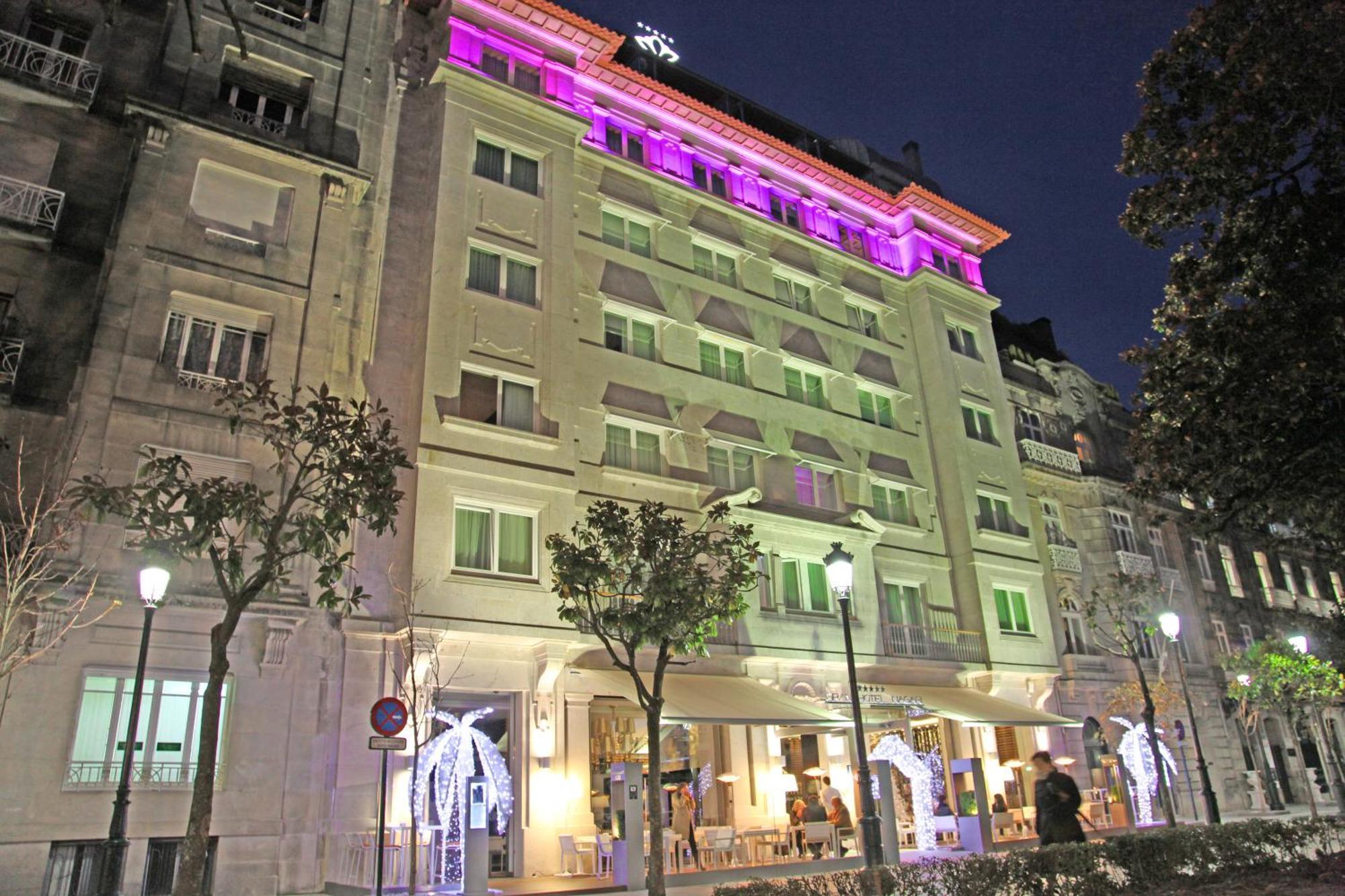 Gran Hotel Nagari Boutique & Spa Виго Екстериор снимка The hotel at night
