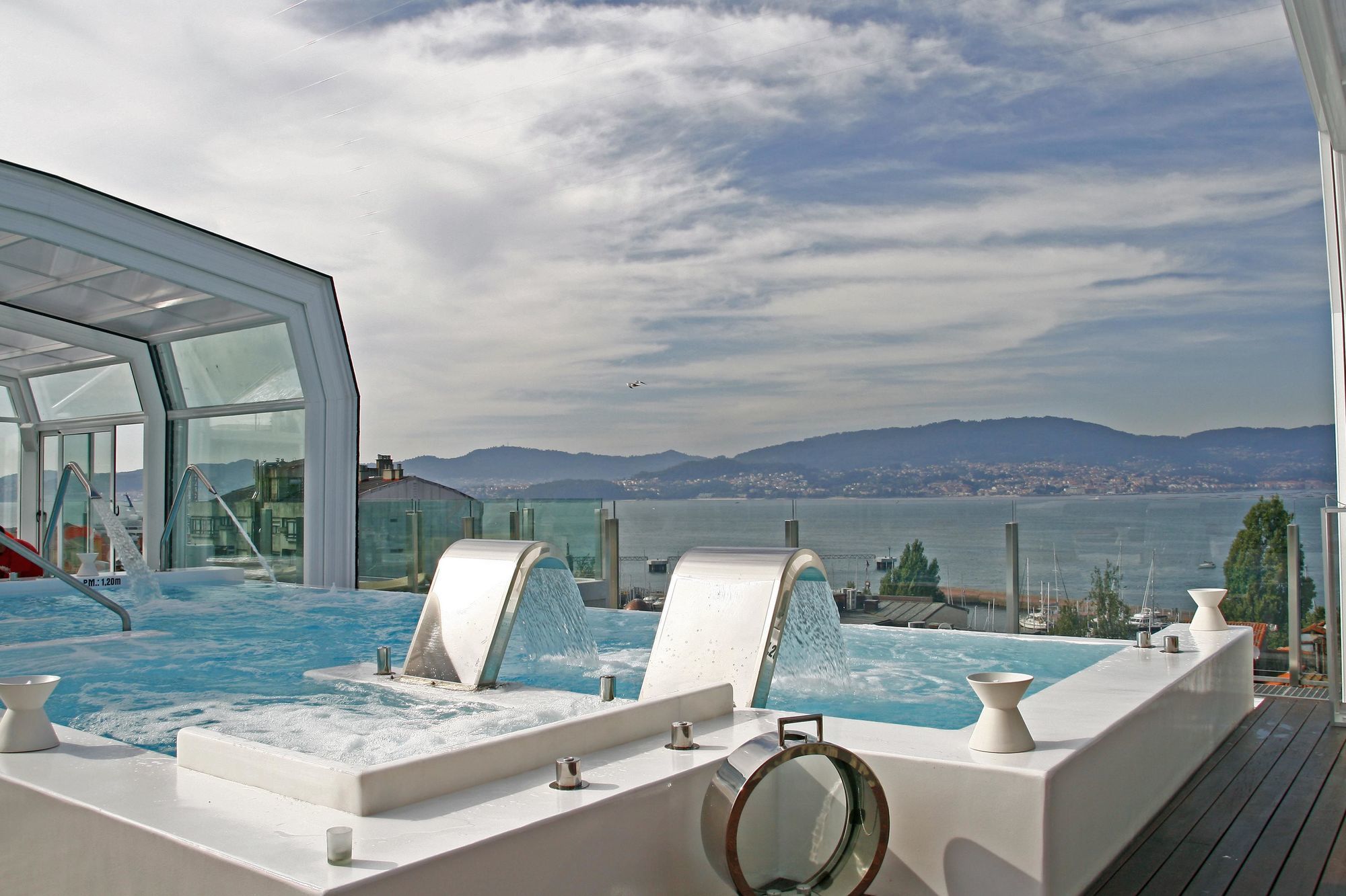 Gran Hotel Nagari Boutique & Spa Виго Екстериор снимка The rooftop pool at the hotel